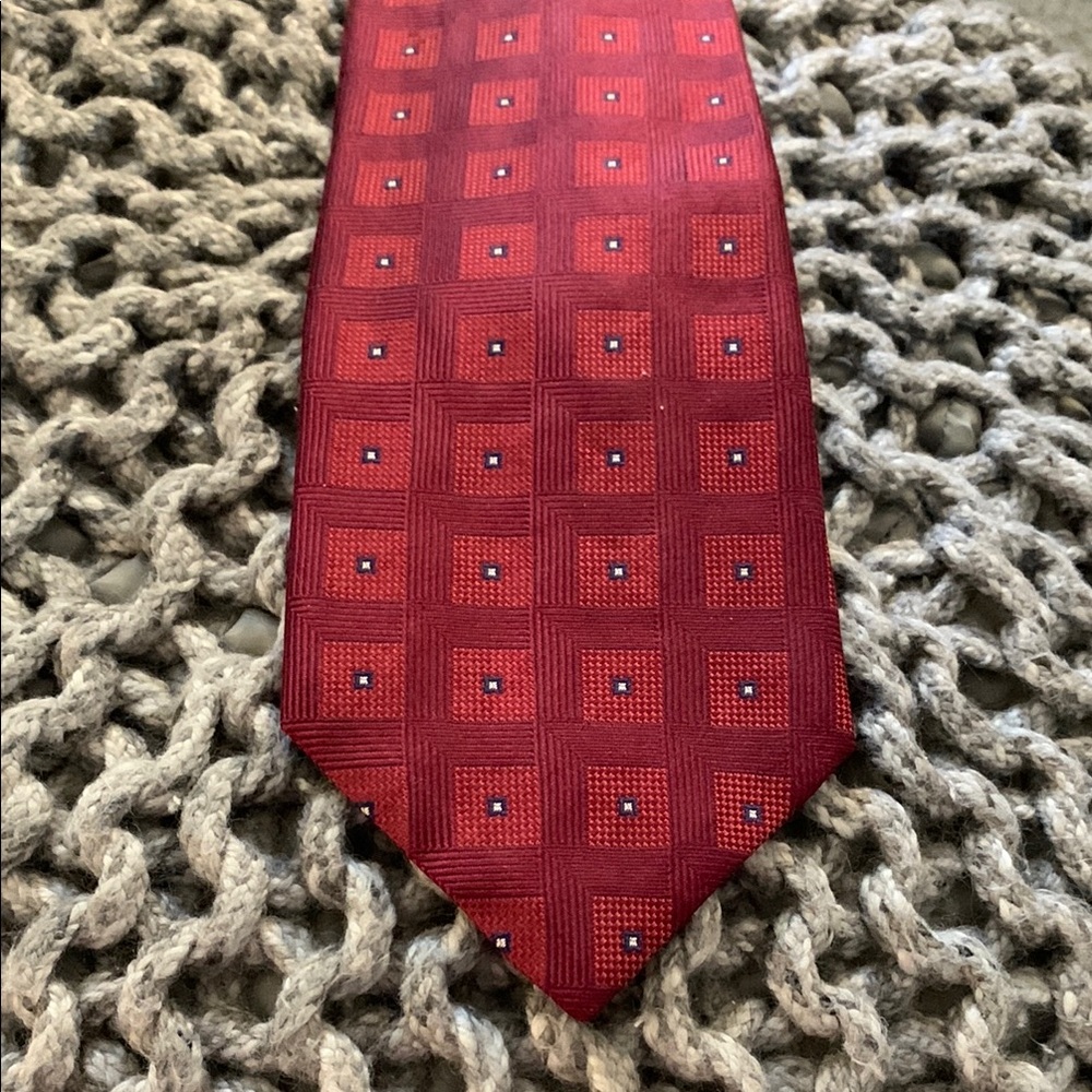 Sophisticated Red Geometric Necktie